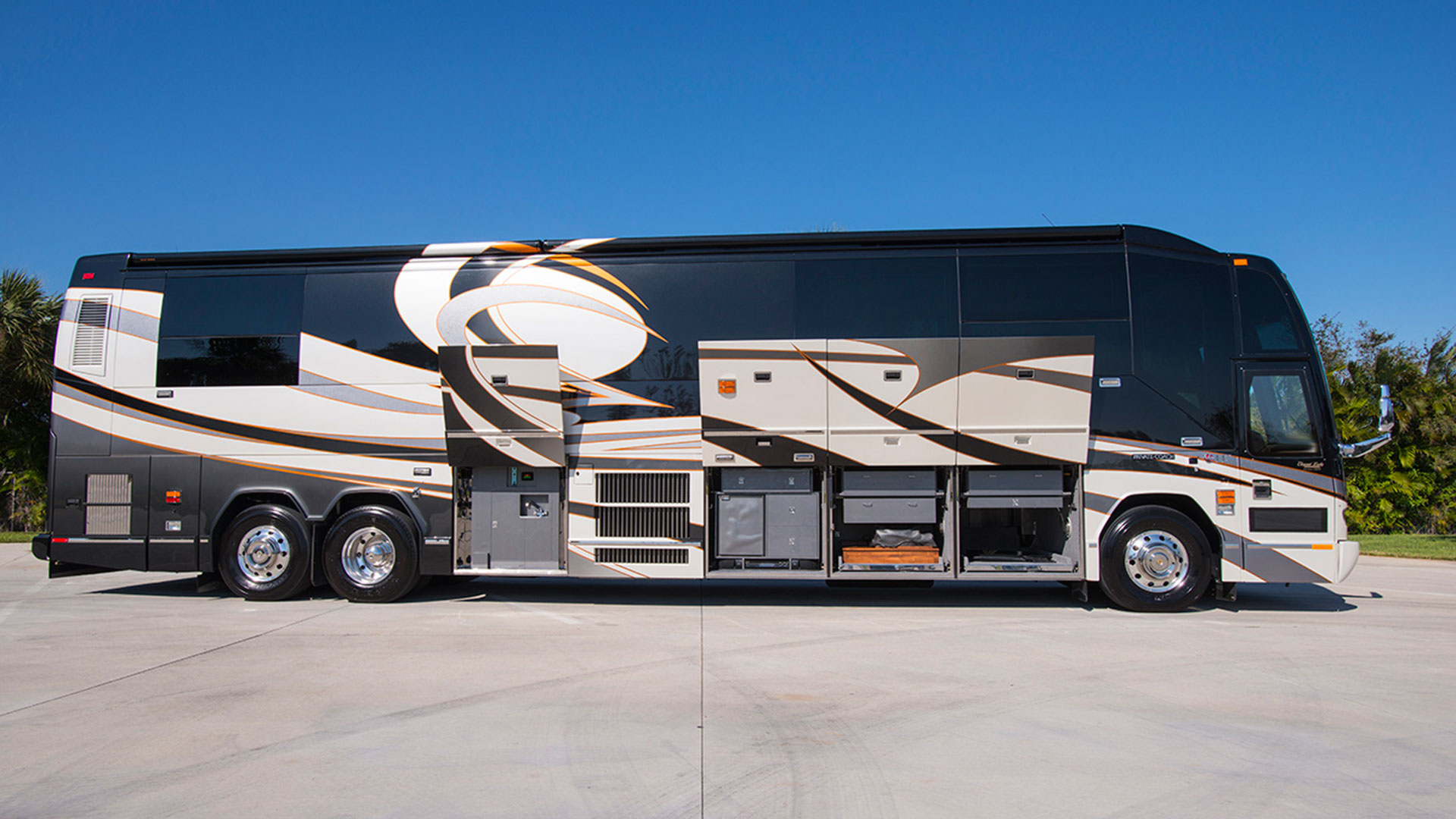 Liberty-Coach-5241-Exterior-Gallery - Custom Luxury Motorcoach