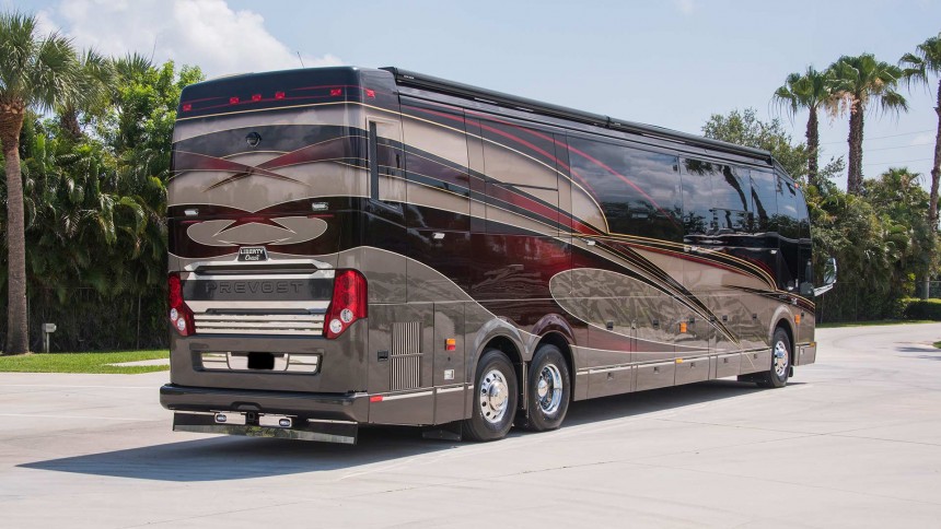 Liberty-Coach-5260-Exterior-2-Gallery - Custom Luxury Motorcoach