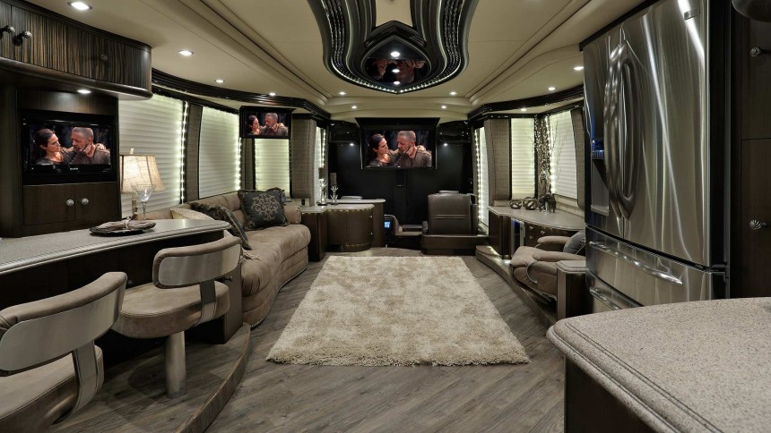 Liberty-Coach-777-Lookfront-Gallery - Custom Luxury Motorcoach