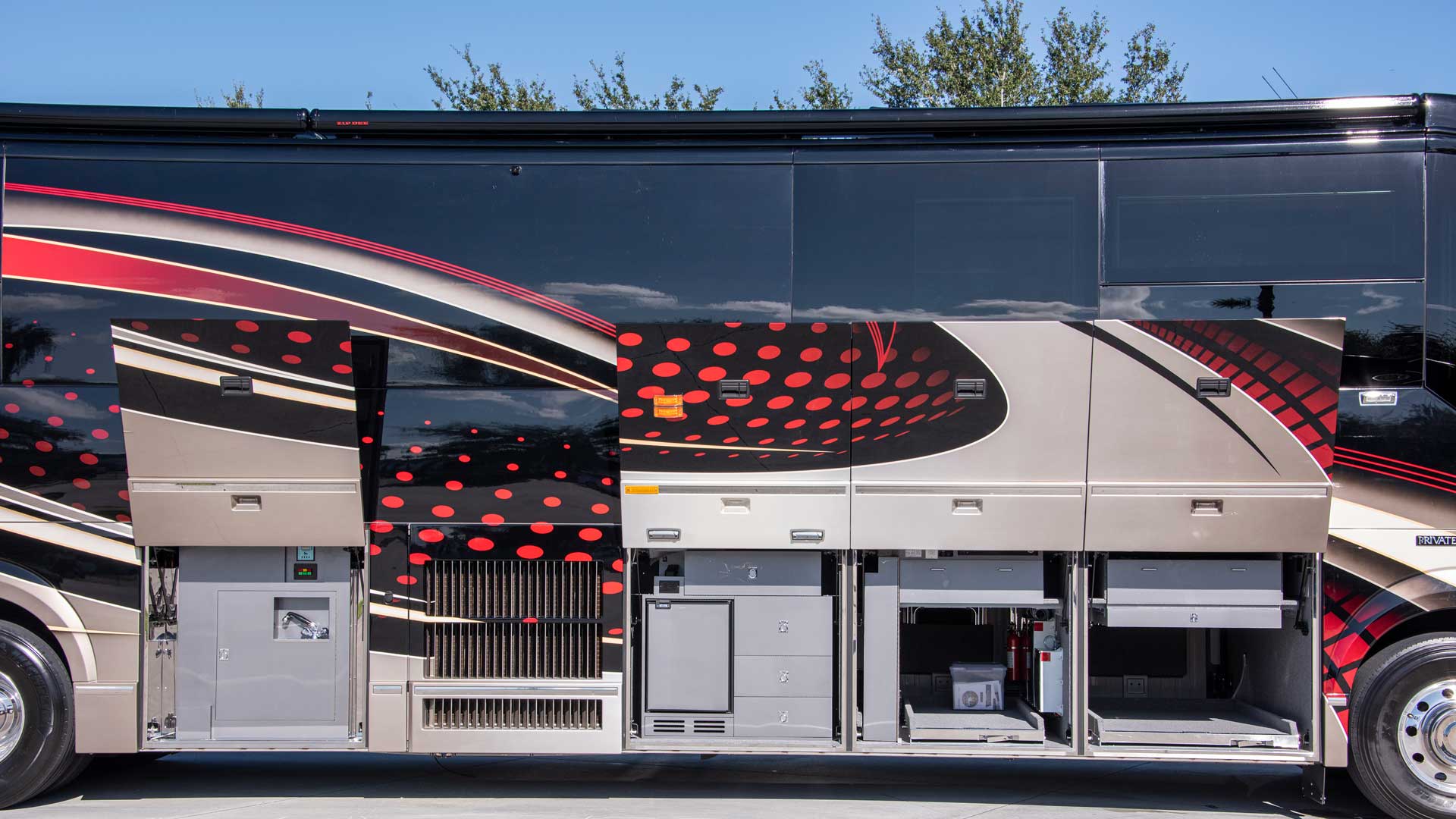 2019-Liberty-Coach-860-A-Exterior-4-Gallery - Custom Luxury Motorcoach